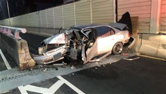新／新竹轎車自撞護欄　駕駛卡車內