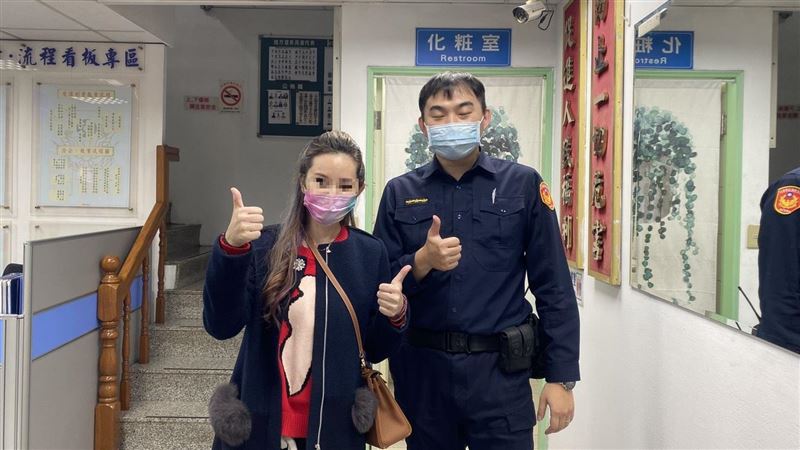 美麗少婦除夕掉手機！警捨圍爐幫尋回