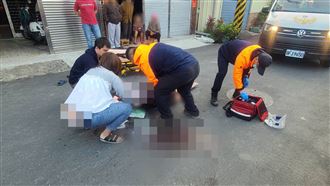 哥持鐮刀砍殺弟　他噴血倒地畫面曝光