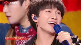 一人合唱團！周深「Ｎ聲道」飆唱〈牛仔好忙〉　全網嗨翻，圖／翻攝自江蘇衛視春晚微博