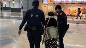 8旬嬤行動不便　下錯站驚慌失措！鐵路警獲報後熱心協助，圖／翻攝畫面