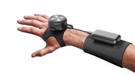 GyroGlove™是世界上首款為顫抖症患者量身訂製的可穿戴式醫療設備，利用陀螺儀功能以機械方式控製手部震顫。（圖／鴻海提供）