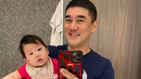 吳大維跟1歲女兒/臉書