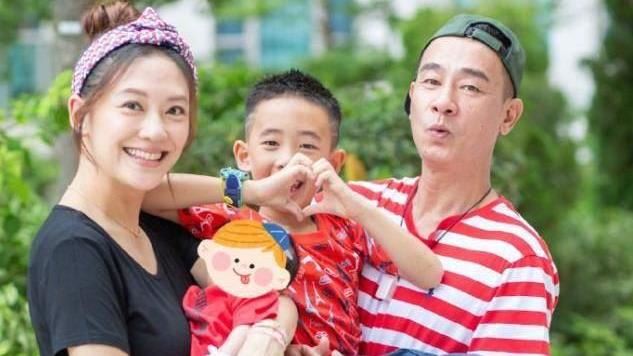 陳小春曬全家福　小兒子正面照首曝光