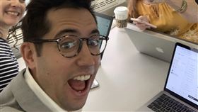 白宮副新聞秘書達科洛（TJ Ducklo，前左）與女記者交往掀起利益衝突疑慮，當另一名記者提出相關問題時，達科洛卻揚言要毀了這名記者。（圖／翻攝自twitter.com/TDucklo）