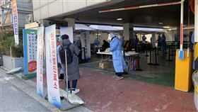 韓國疫情趨緩　確診連兩天維持400例以下韓國近期2019冠狀病毒疾病疫情出現緩和跡象，本週確診人數連續兩天維持在400例以下，篩檢陽性率也降至0.73%。圖為首爾市內臨時篩檢站。中央社記者廖禹揚首爾攝　110年1月19日