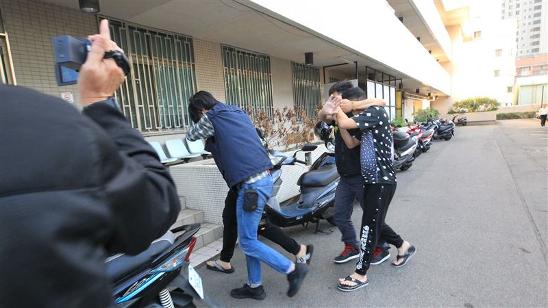 台中角頭遭刺亡　妻急返台卻無法見