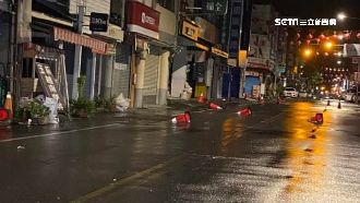 轎車逆向撞三角錐　警徹夜復原護交通