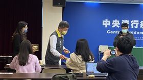 今日記者會後，指揮官陳時中送上巧克力給在場每一位記者，祝大家情人節快樂。（圖／記者簡浩正攝影）