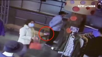 翁逛百貨撿名牌短夾　假動作占為己有