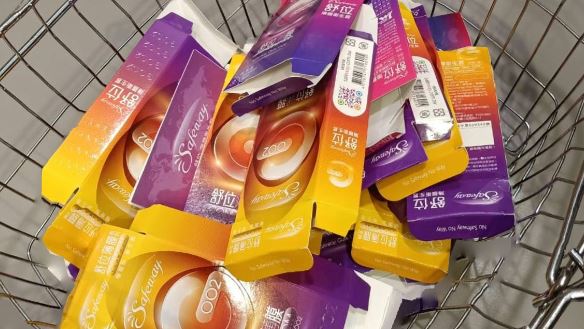 她衝藥妝店拆16盒保險套　店員看傻