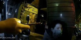 ▲台北市西湖派出所員警發現半夜逗留在外的許姓高中生，詢問才知，竟是為了見面網友，從桃園跑到台北，結果被放鳥。（圖／翻攝畫面）