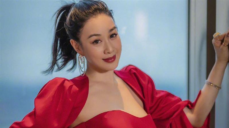 鍾麗緹超兇全家福　上下都露美豔動人