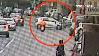 春節租車出遊　橫跨3車道撞路邊車