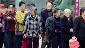 資助中國老人？網傳「馬雲發紅包」一人870元　被排爆（圖／翻攝自漩渦視頻）