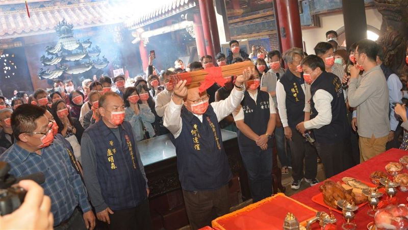 奉天宮抽「國運籤」：疫情4月趨緩！