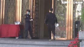 外送員送餐誤停迎賓車道 保全辱罵險遭揮拳