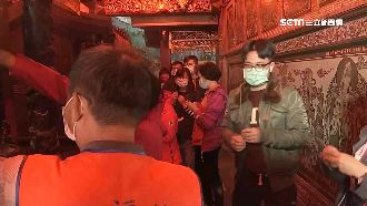 烘爐地一早現人潮　拱手參拜拚防疫