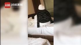 ▲中國河北邢台一潘姓男子住在防疫旅館內進行14天隔離太無聊，想到用衣服紮成「人」，一個坐在床上，一個躺在床上，潘男自己則睡在地板上，自娛娛人。（圖／翻攝自封面新聞微博）