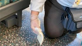 高鐵打翻飲料！裝死任它狂流　天使乘務員默默「跪下擦地」