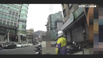 78萬忘在公車上！暖警飛車助女追回