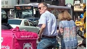 貓與邪佞的手指臉書，酈英傑