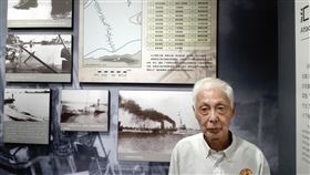 對日抗戰初期  中國商船自沉阻日軍進攻對日抗戰期間，陳順通在上海創辦的中威輪船公司奉國民政府之命，旗下源長輪和太平輪分別被徵用並自沉，目的是堵塞航道、阻止日軍進攻。陳順通之子陳乾康（圖）2017年8月13日在上海淞滬抗戰紀念館留影，背景照片是民國26年軍艦及商船在江陰要塞自沉的說明。（受訪者提供）中央社記者張淑伶台北傳真  110年2月15日