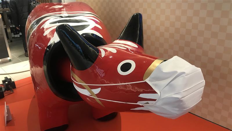 日紅牛玩偶象徵除疫　成牛年最佳贈禮