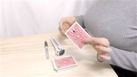 日本巨胸魔術師（圖／翻攝自トランプ•コインマジック種明かし教室 YouTube）