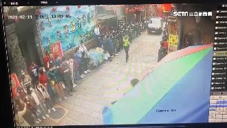 婦昏迷警開道　遊客讓路如摩西分海