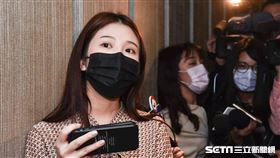 雞排妹被擋在門外，只能透過手機直播觀看記者會。（圖／記者楊澍攝影）