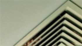 老婦抬頭，發現醫院通風口竟有「一張人臉在偷窺」。（圖／翻攝自Kitt Williams臉書）