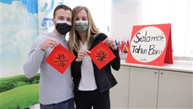 ▲喜愛台灣文化的百萬Youtuber網紅莫彩曦，和先生Adam用「春到了！」表達在台灣展開新生活的期待。莫彩曦近日申請到台灣就業金卡。（圖／移民署提供）