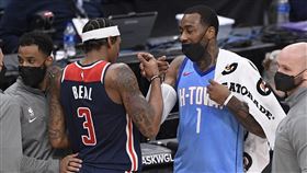 老搭檔John Wall與Bradley Beal賽後擁抱致意。（圖／美聯社／達志影像）