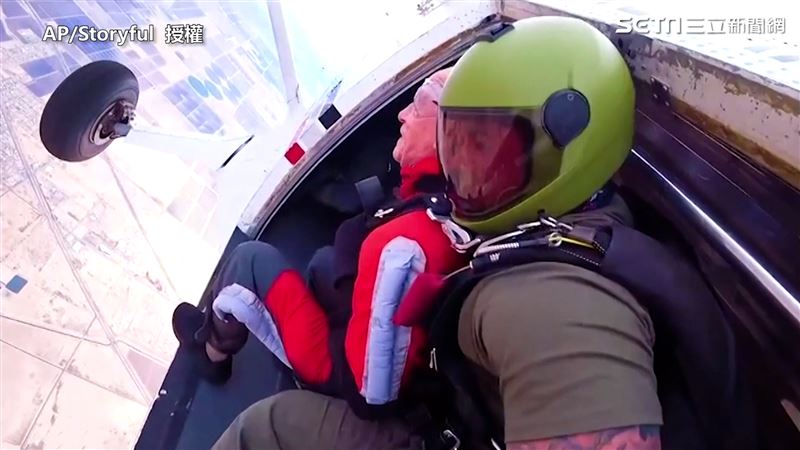 歡慶百歲生日！二戰老兵高空跳傘