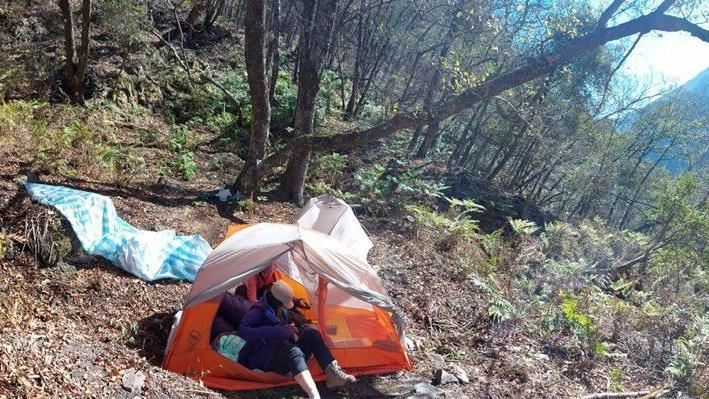 南投女山友登山墜谷　直升機吊掛救援