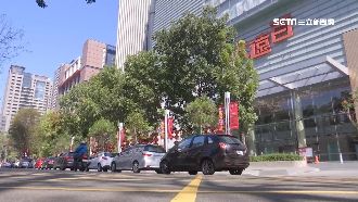 不甘心被插隊　副駕女子怒喊：尬到底