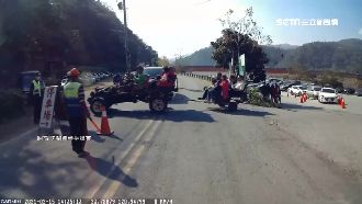 太危險！七彩吊橋旁見沙灘車拖接駁車