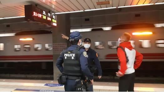 男子搭火車昏睡　鐵警副所長協助轉車