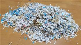 網友不小心將演唱會門票丟入碎紙機，攪成一團碎片。（圖／翻攝自dwayne_ryohson推特）