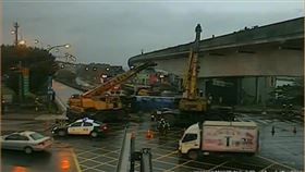 新北,林口,中山高,匝道,丙烯,槽車,翻覆,回堵（圖／翻攝新北交通族粉專）