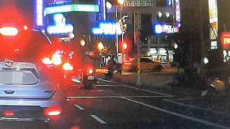 驚悚畫面曝！男大生被攔車癱軟倒地