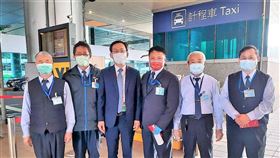 ▲機場公司董事長林國顯與防疫計程車駕駛合影，感謝大家犧牲假期疏運旅客。（圖／桃園機場公司提供）