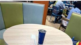 一名網友在爆怨公社發文表示，自己去點餐時孩子就坐在位置上，沒想到出現一名三寶爸沒詢問就一屁股坐下（圖／翻攝自爆怨公社）