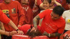 老公為了拿獎金，不惜出手狂壓老婆的頭撞汽球。（圖／民視提供）