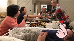 吳宇森如願抱4個月大孫女。（圖／倪有純提供）