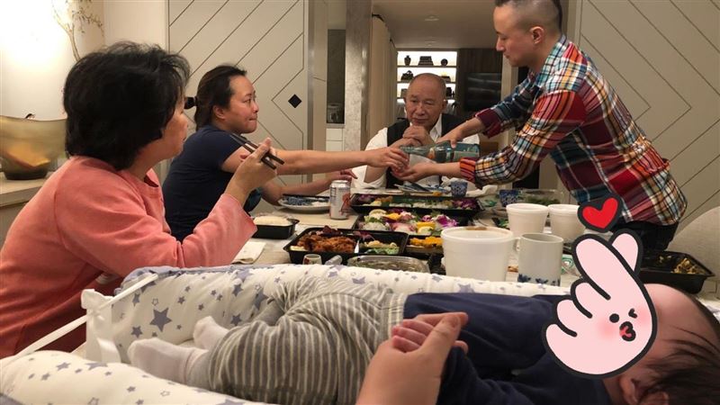 當爺爺4個月　吳宇森喜抱孫女照曝光