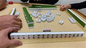 麻將自摸「最大29台！」強運哥怕了：我該繼續嗎？。（圖／翻攝自爆廢公社二館）
