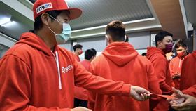 味全龍發開工紅包，田澤純一加入練球。（圖／味全龍提供）