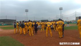 ▲中信兄弟春訓練習賽後集合收鼓。（圖／記者蕭保祥攝影）